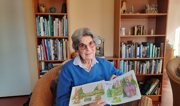 <p>Gidi Croes toont trots haar kinderboek, dat te koop is op Boekscout.nl</p>