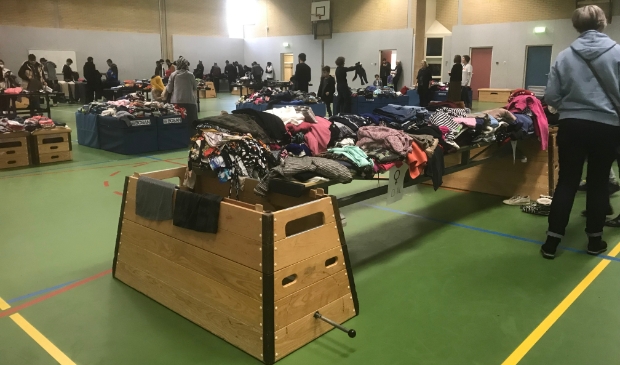 <p>In de sporthal ligt de kleding per maat gesorteerd klaar, zodat vluchtelingen makkelijker iets van hun gading kunnen zoeken</p>