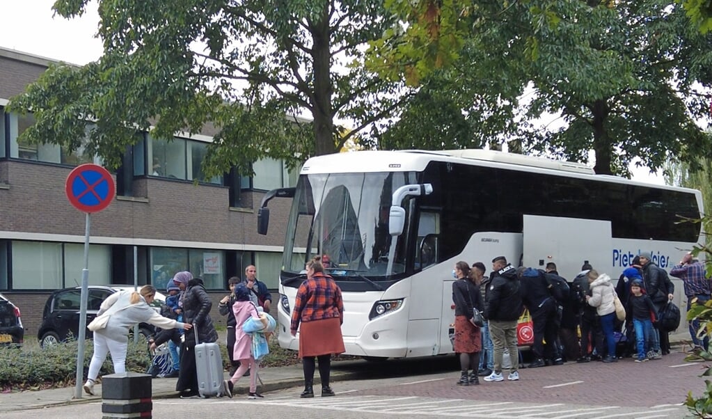 Bus met vluchtelingen voor AZC in voormalig belastingkantoor in Gorinchem