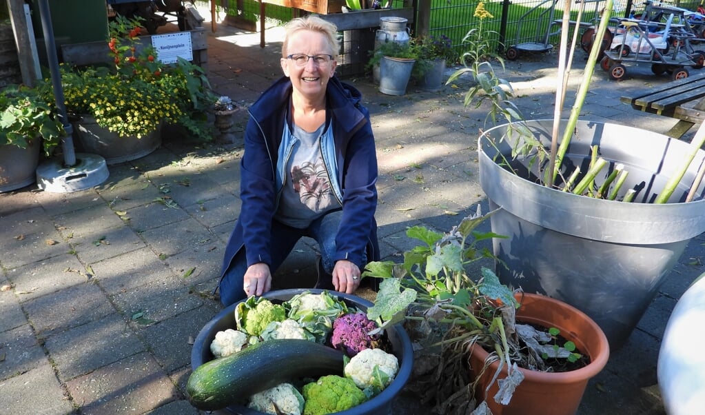 Beheerder Ellen van den Brink bij een bak met verse groenten. Twee keer per week sponsort een supermarkt de kinderboerderij.  