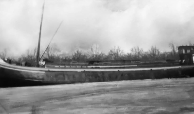 <p>Het m.s. Adriana waarmee in mei 1944 vanuit Geertruidenberg brood en voedsel werd aangevoerd. </p>