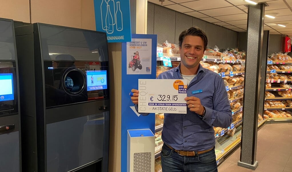 Supermarktmanager Willem-Jan Brans overhandigt de cheque