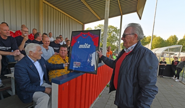 Uitreiking shirt aan Bob Maas