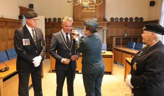 <p>Sergeant Jo-Anne Wiseman van de Canadese Ambassade spelt de eerste Poppy op bij de burgemeester, geflankeerd door de leden van het Royal Canadian Legion Ruud Janssen en Connie Lempke. </p>