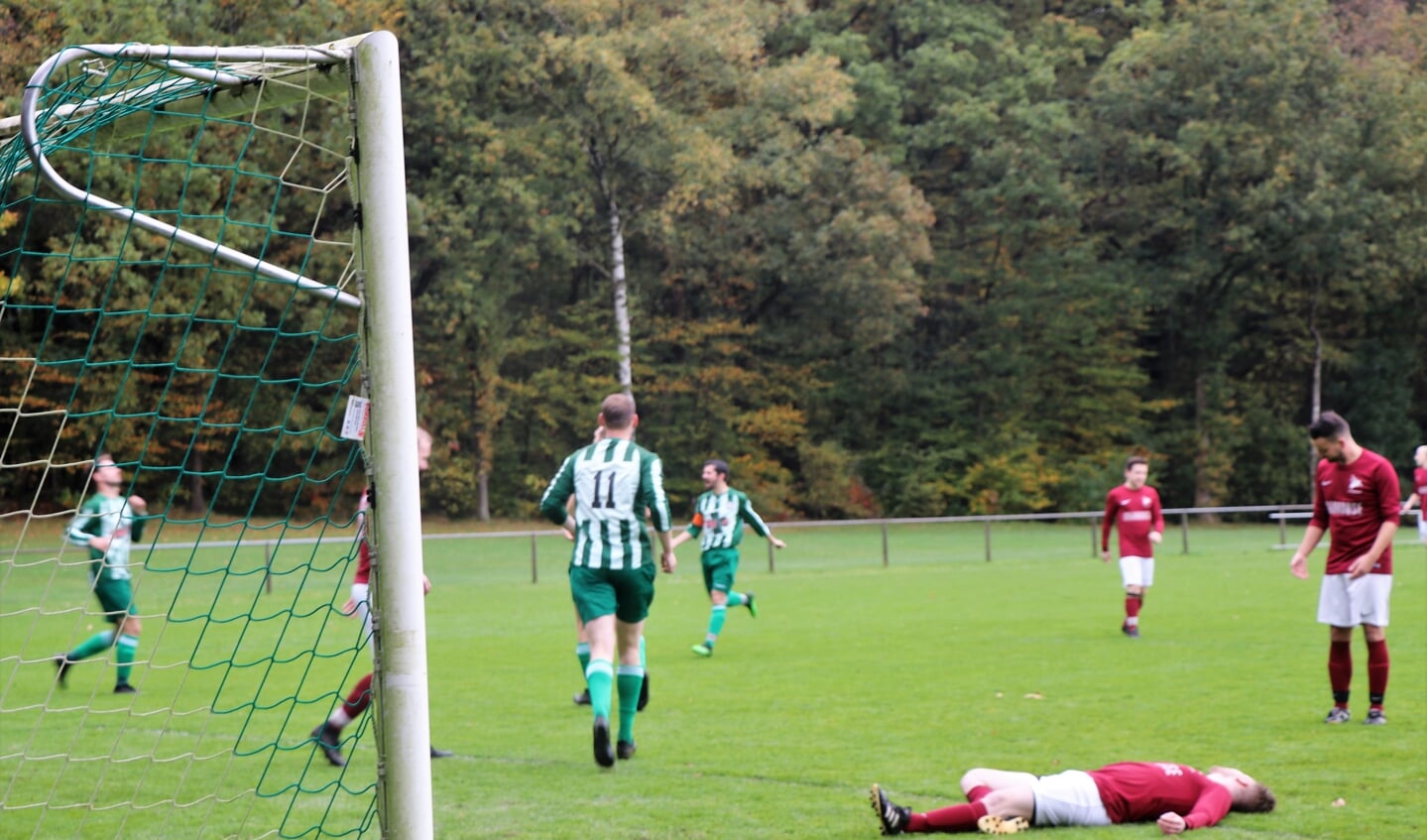 WVV Wageningen komt in het thuisduel met Wodanseck, door een eigen doelpunt van de bezoekers, op 1-0.
