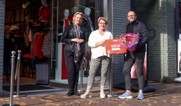 <p>Van links naar rechts: Jolanda Hovestad (Gerry Weber Bedrijfsleider), Hélène de Jong (winnares), Henny Jansen (binnenstadsmanager).</p>