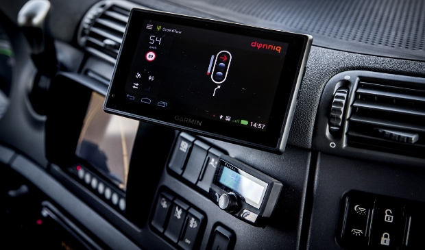 <p>Een boordcomputer in een vrachtwagen die communiceert met verkeerslichten waarmee onnodige stops en starts van de wagen wordt voorkomen.</p>