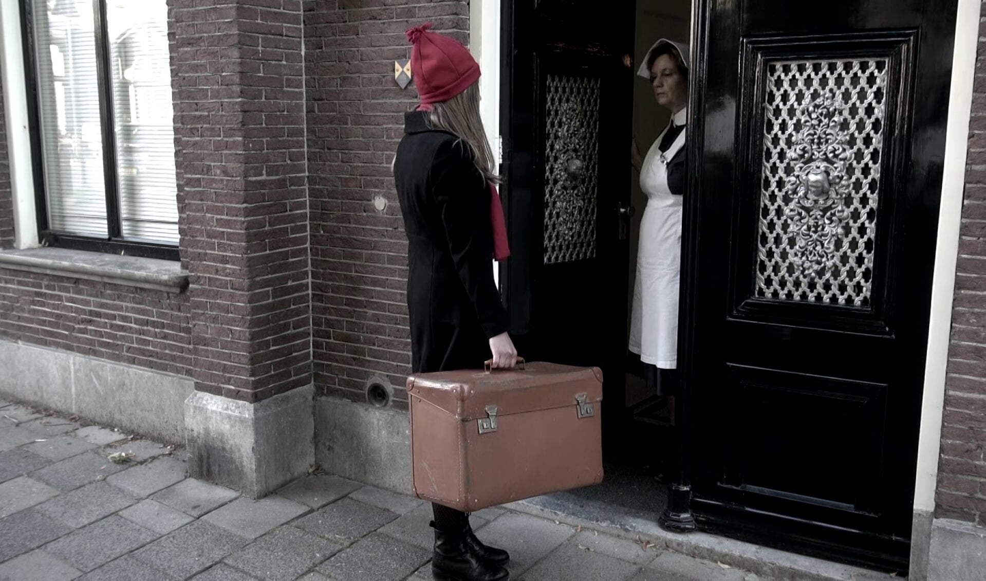 still uit de film: Maartje komt aan bij het opvanghuis voor 'gevallen vrouwen'.
