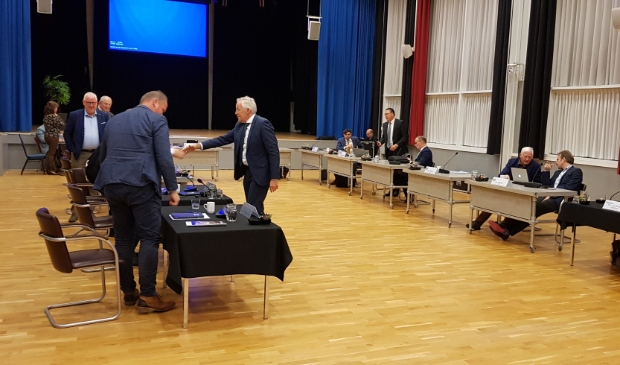 <p>Burgemeester Eppie Klein na de afsluiting van zijn laatste raadsvergadering voor de gemeente Scherpenzeel.</p>