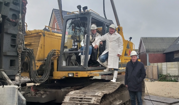 Els en Dick Schreuder slaan gezamenlijk de eerste paal.