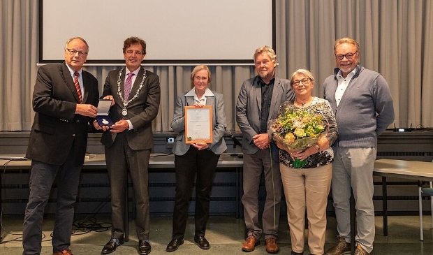<p>Burgemeester René Verhulst heeft de oorkonde behorend bij de penning woensdag aan het bestuur van de vereniging overhandigd. </p>