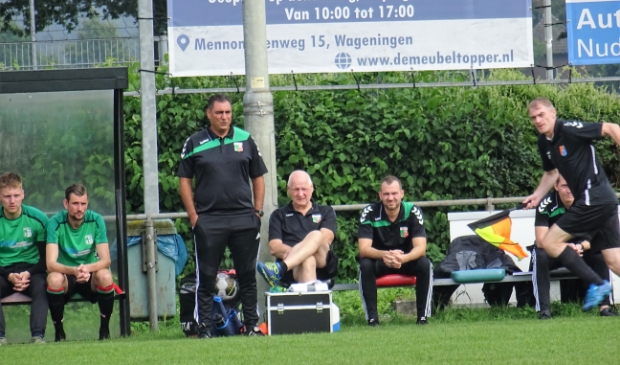 <p>WAVV-trainer Moslin Adnane (staand op archieffoto) verlengde zijn contract met een jaar.</p>