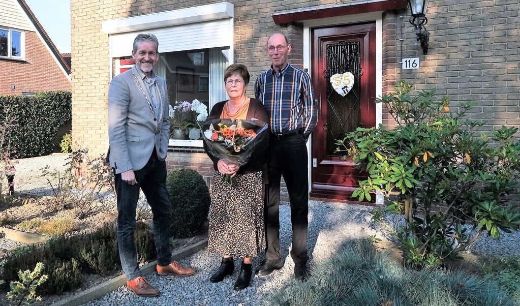 Het echtpaar Van de Pol ontvangt felicitaties uit handen van de Rhenense burgemeester Hans van der Pas.