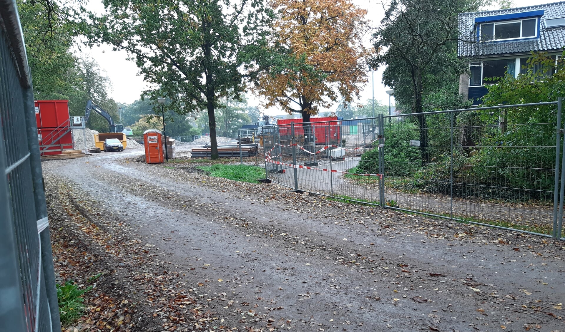 De omstreden bouwweg naar de bouwplaats van IKC Leusden. Het bezwaar van omwonenden werd afgewezen.