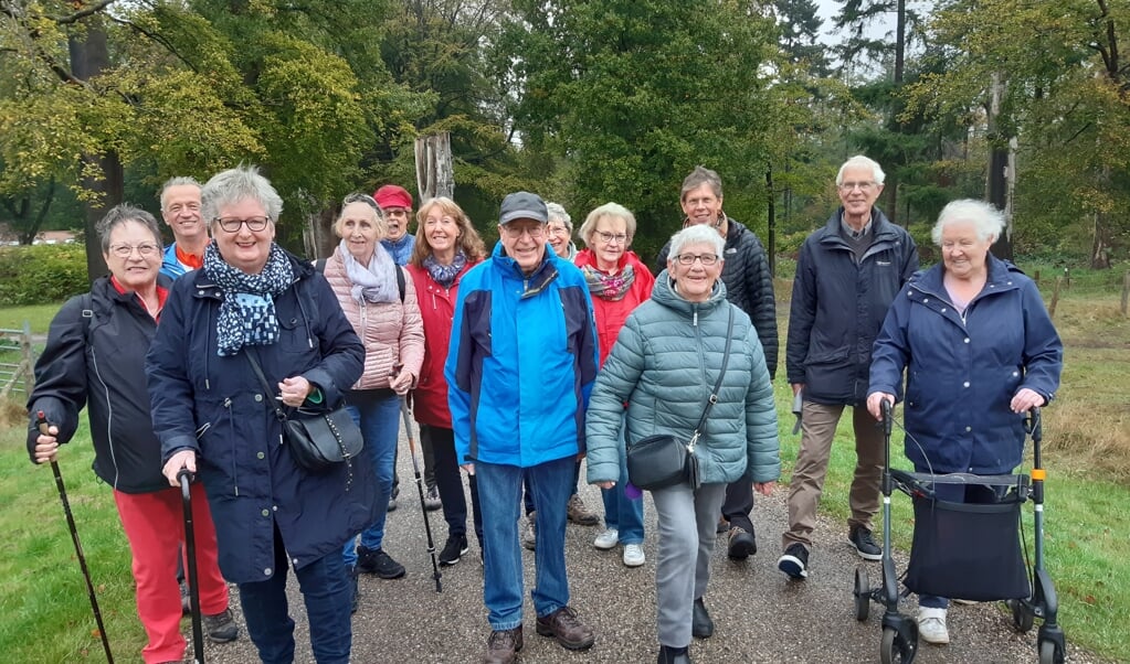 Links vooraan Anneke Maarleveld, gisteren tijdens de wekelijkse wandeling van leden van de lokale Reumapatiëntenvereniging.