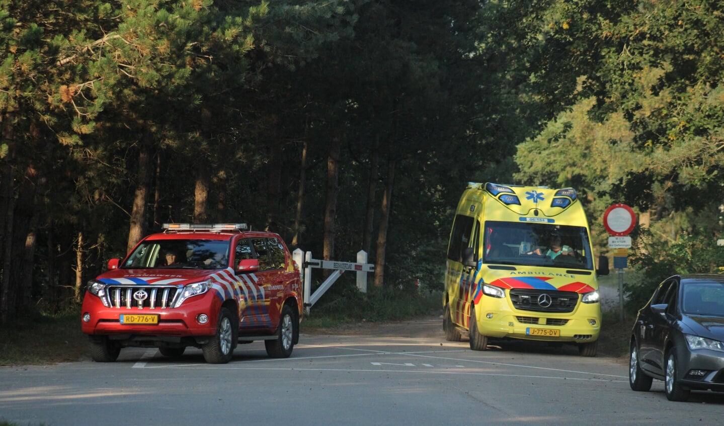 Brandweer draagt de patiënt weer over aan de ambulance