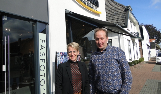 Dick Van Heerde en Henriëtte Van Heerde - Vaessen voor hun modezaak in Oldebroek