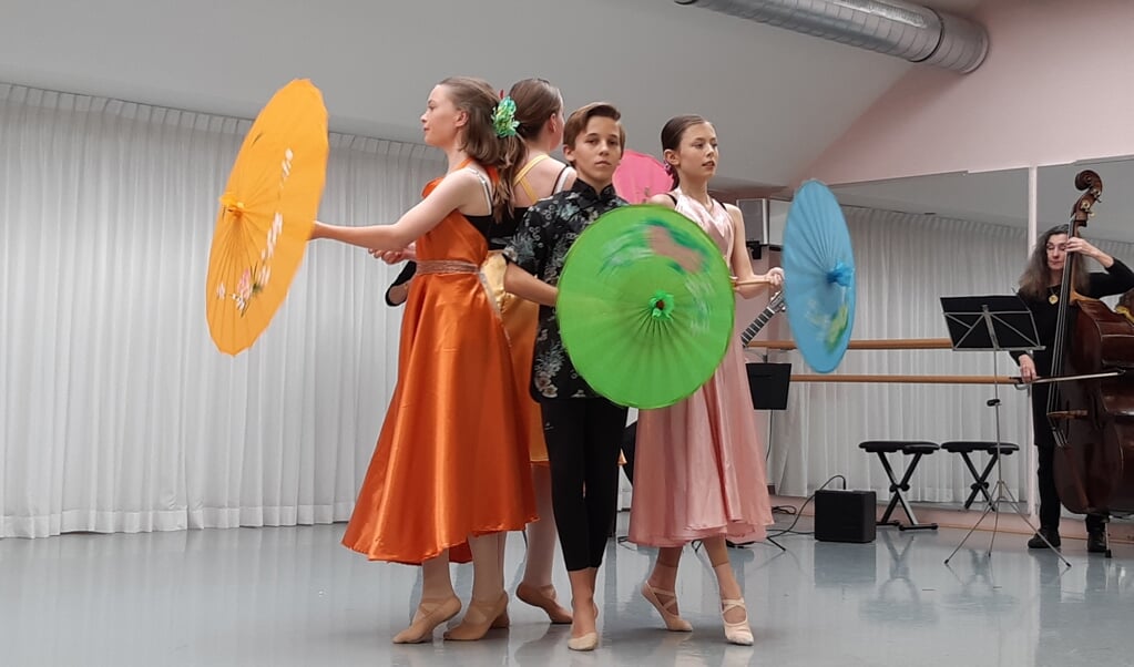 Vier talentvolle leerlingen en een ensemble brengen 'Paraplu' voor het publiek.