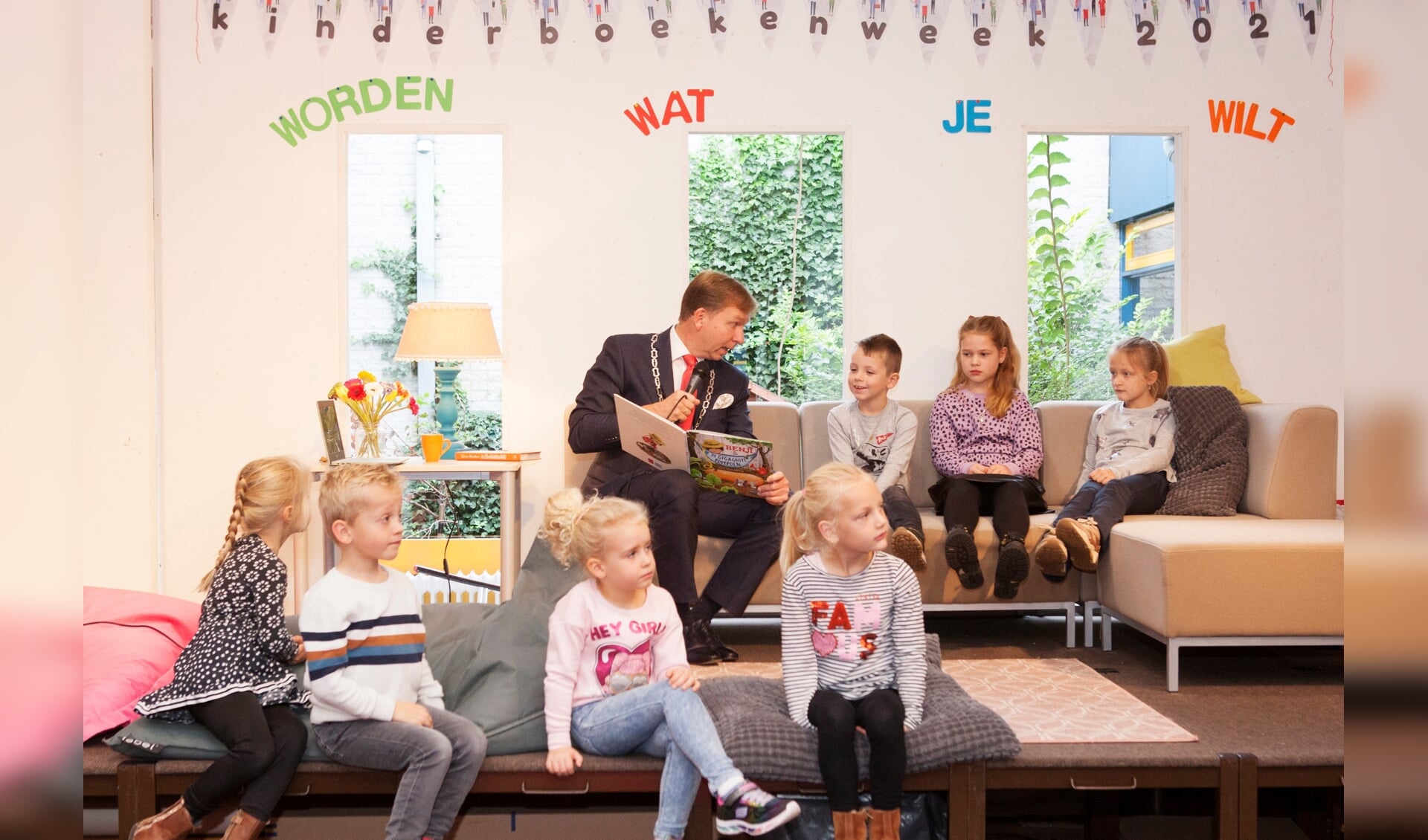 Burgemeester Kats leest het prentenboek voor: De GIGAgrote pompoen aan de kinderen van De Schakel 