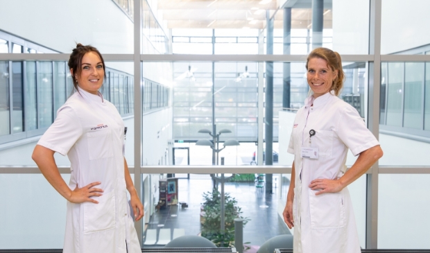 Sportartsen Suzanne Huurman (l.) en Belle van Meer in het St. Antonius Ziekenhuis in Utrecht.