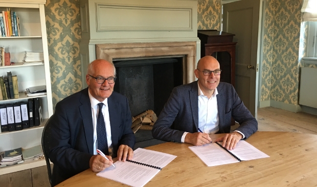 Wethouder Gerrit Boonzaaijer van de gemeente Utrechtse Heuvelrug en Herman Sietsma ondertekenen
de overeenkomst in het Kasteel van Amerongen.