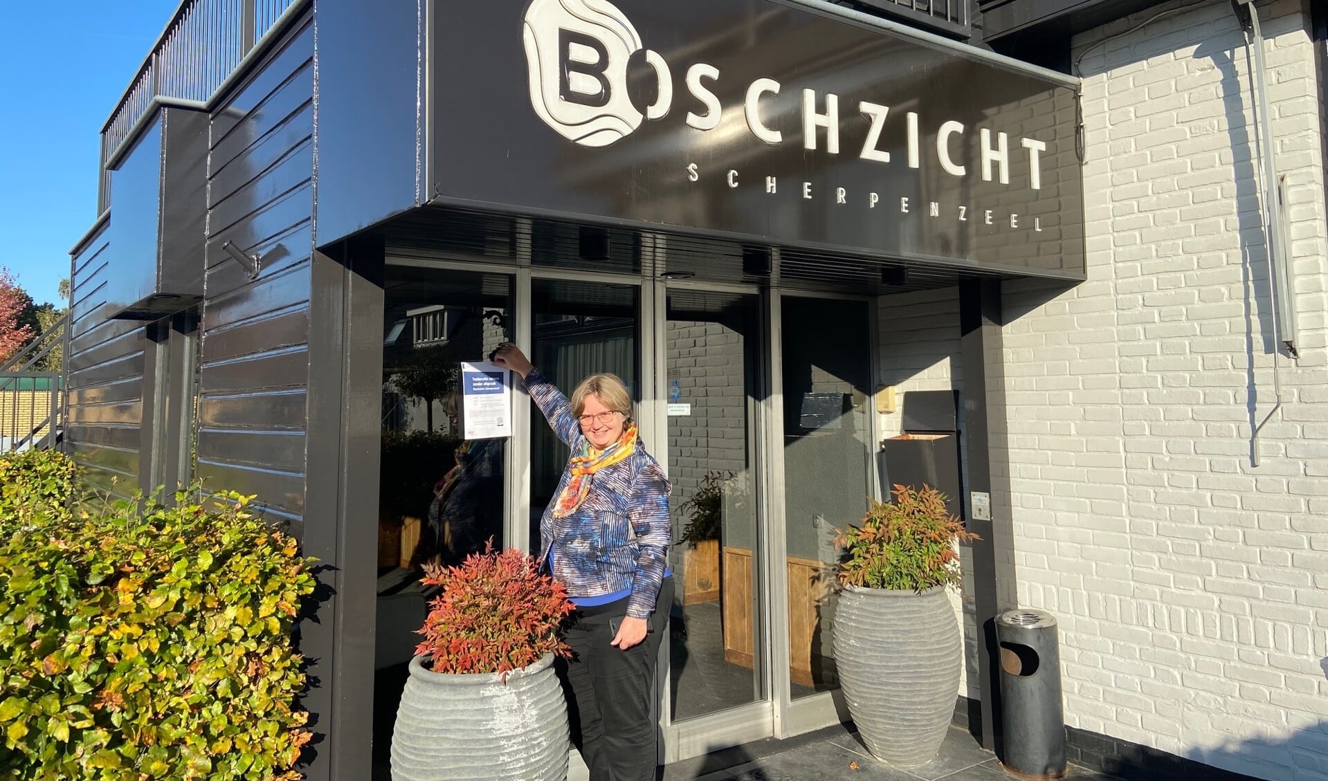 Loco-burgemeester Henny van Dijk opende afgelopen vrijdag een GGD testlocatie in Boschzicht, omdat de besmettingscijfers in Scherpenzeel relatief hoog zijn.  