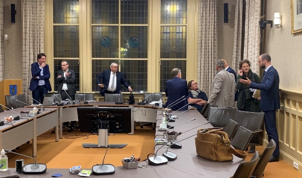 <p>Spoedberaad na de raad. Zittend Jannelies Vissers met burgemeester Mark Röell en de CDA-ers Rik van Hardeveld en René van Wijk.</p>