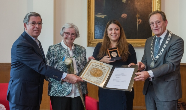 <p>Vorige week ontving mevrouw Tjallingii, namens haar ouders, de Yad Vashem eremedaille van de Israëlische ambassade.</p>