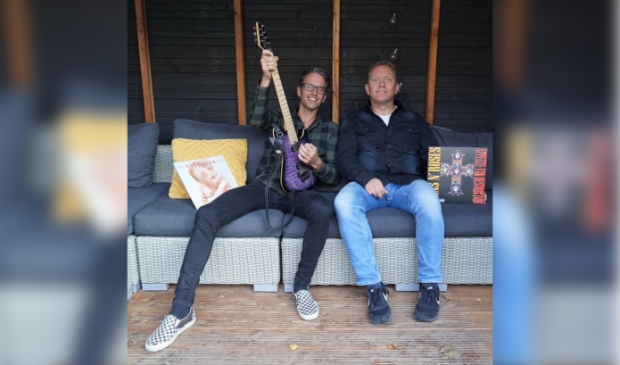 <p>Remko van Voorst en Gert-Jan Bergwerf presenteren vrijdag 10 december de Merweradio top 100.</p>
