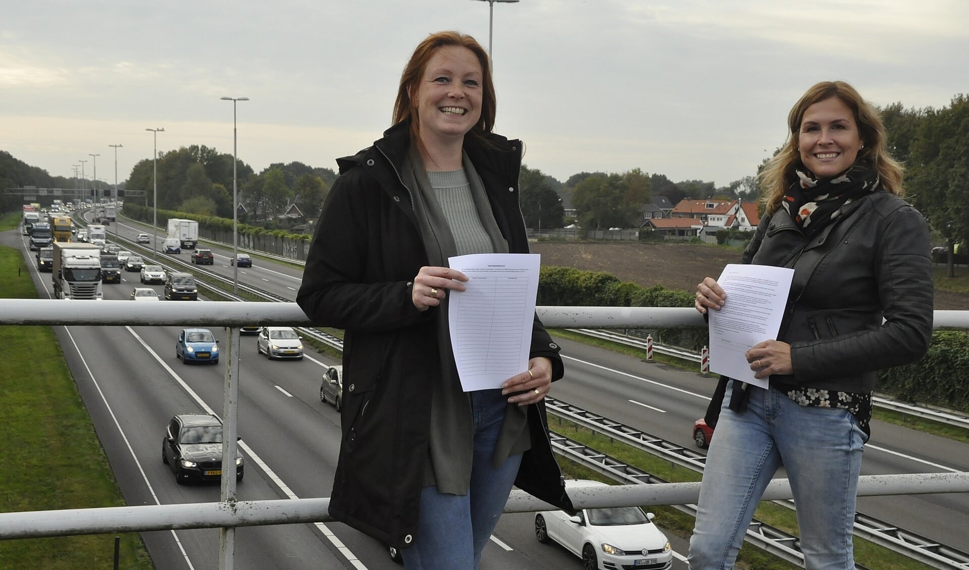 Joyce Wagensveld en Tamara van den Born hielden vorige week een handtekeningenactie, vanwege aanhoudende overlast door kapot wegdek op snelweg A1 bij Terschuur. 
