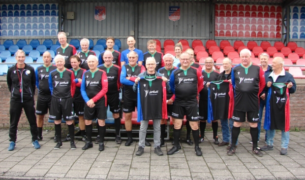 <p>Walking Football in nieuw tenue</p>