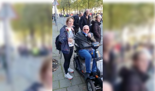 <p>Ilse heeft Peter haar medaille omgehangen.</p>