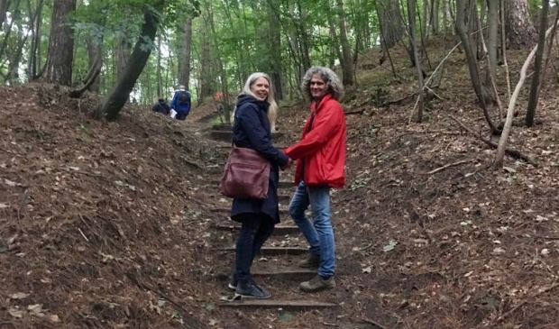 <p>Beheerders Rob en Angelique naar de top van de Brederodeberg.</p>