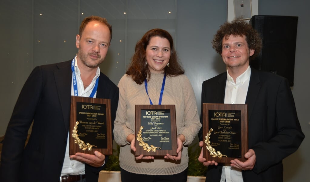 Thomas van de Weerd (links op de foto) neemt de ICTA prijs in ontvangst