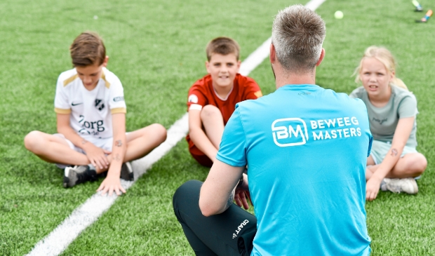 Kinderen krijgen sportinstructie