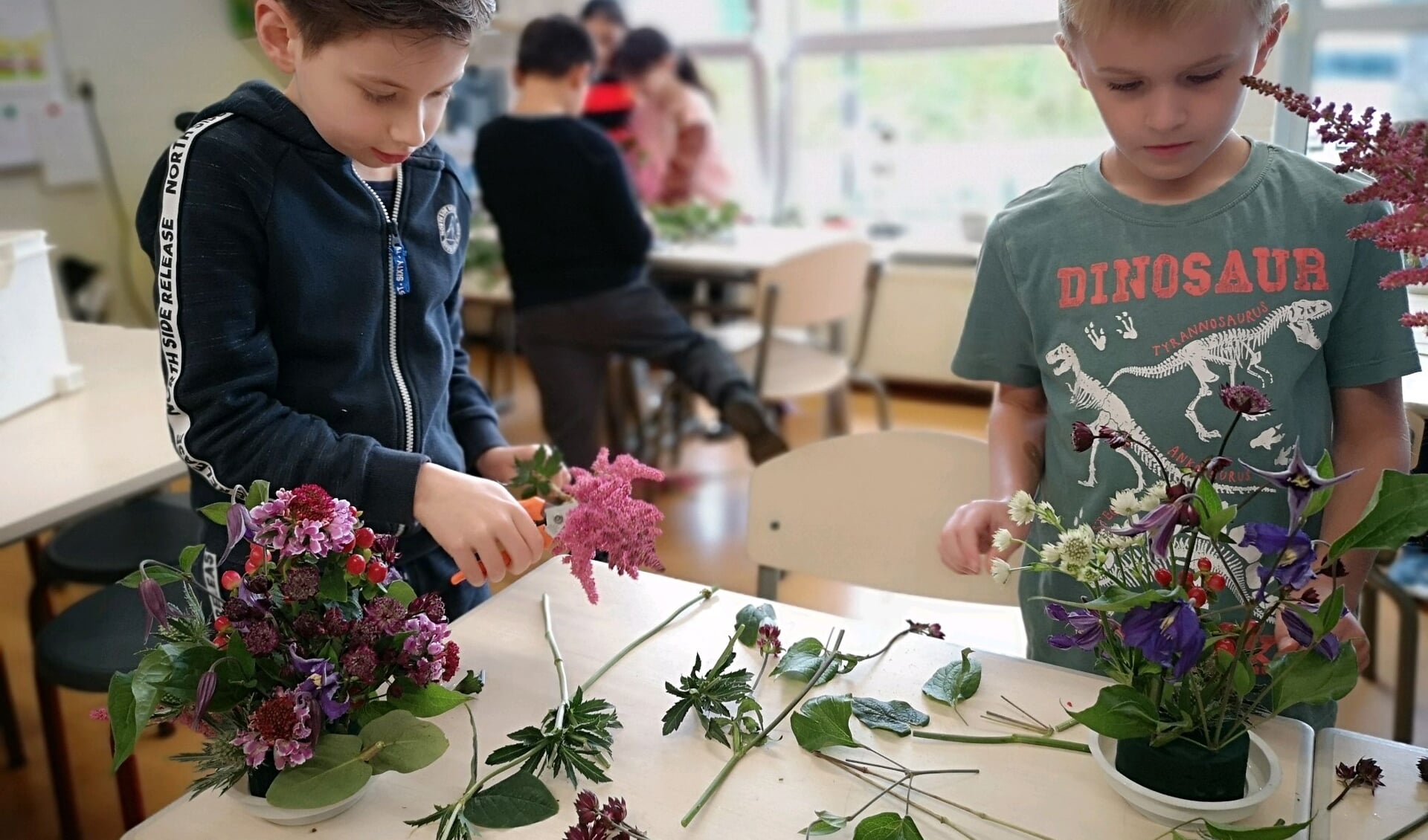 Leerlingen obs de Dubbelster maken bloemstukjes voor eenzame ouderen