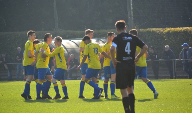<p>De spelers van VVB vieren de 1-0 voorsprong.</p>