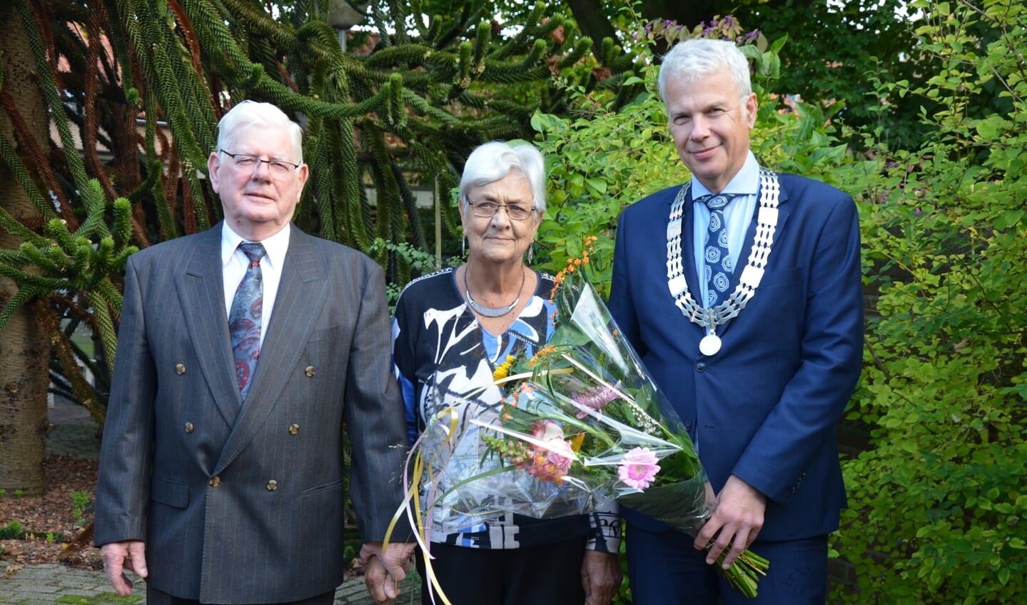 Het 60-jarige bruidspaar Molthoff-Verhoef wordt gefeliciteerd door loco-burgemeester Hans Buijtelaar
