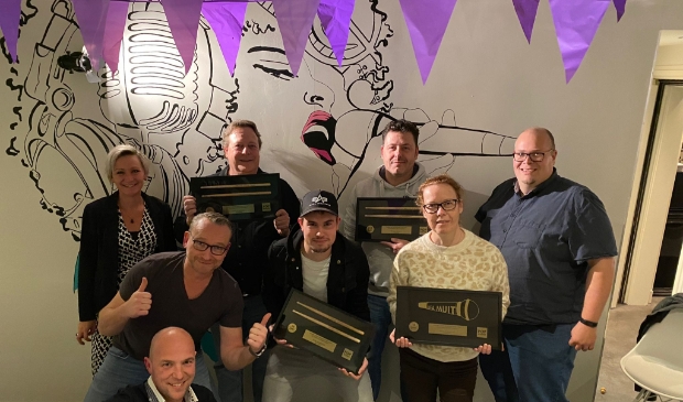 <p>onder links: Pim van den Hil (eigenaar en docent) midden van links naar rechts: Jeffrey van Duffelen (drumdocent), Harmen van den Berg, Drums (Datum inschr. 04-01-2011, 10jr.) Bea Muit, Gitaar, Keyboard en Zang (Datum inschr. 13-09-2011, 10 jr) Walter Leendertse (muziekdocent) Boven van links naar rechts: Rebbecca Loeve (partner van Pim), Frank van de Laar, Drums (Datum inschr. 10-10-2010, 10jr.) Richard van der Sijde, Drums (Datum inschr. 27-06-2008, 12,5 jaar)</p>