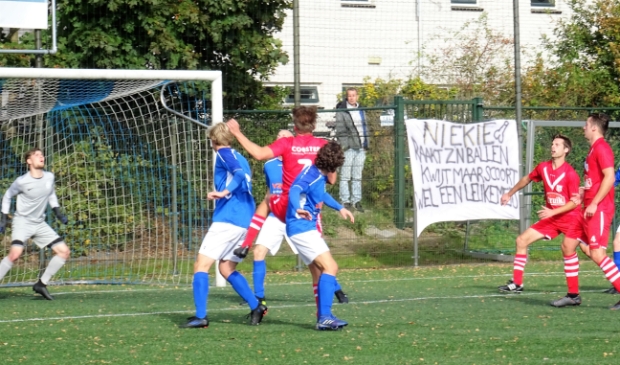 Tussen drie SKV-verdedigers kopt VVOP-aanvaller Aart van Veldhuizen de 0-1 binnen.