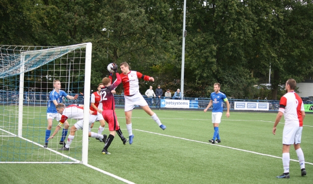 Folkert de Jong probeert de bal in het doel te kopen maar de keeper voorkomt dit.