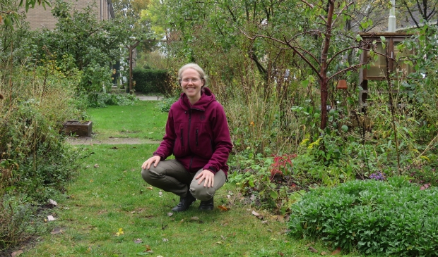 <p>Reina Kuiper zet zich met veel plezier in voor de buurttuin bij haar in de straat.</p>