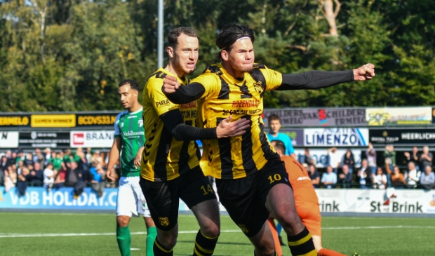 <p>Quincy Veenhof breekt de ban voor DVS'33 met de 1-0 en viert het doelpunt met Nicky van Hilten. </p>