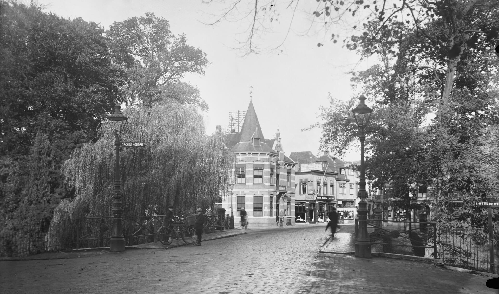 De Utrechtseweg midden jaren ‘20 richting de binnenstad, met een plantsoen en een brug. 