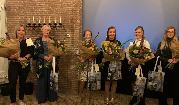<p>De winnaars in de zes categorieën op een rij in Slot Loevestein. V.r.n.l. Daniëlle van den Heuvel, Els Kentie-Groeneveld, Lara Krijgsman, Kathelijne Geleijnse, Naomi Bos, Karlijn Roozendaal </p>