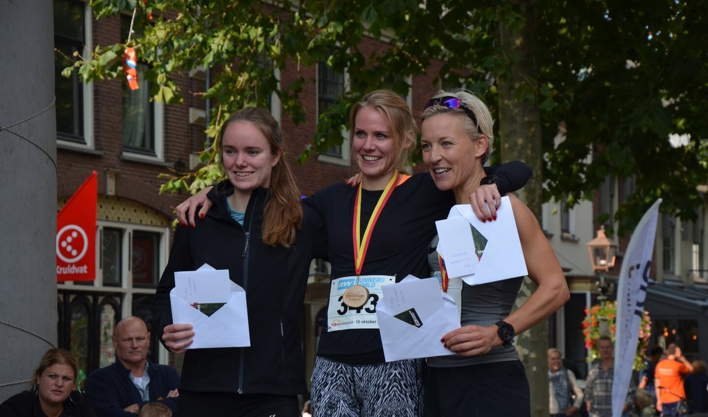 De winnende vrouwen op de 10 km met burgemeester Iris Meerts