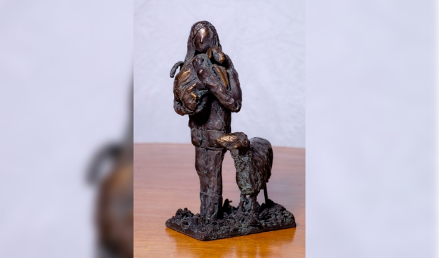 Dit is Christien Mouw, de schaapherderin die jaren met liefde voor de schapen heeft gezorgd, ook samen met haar man Cos.Dit beeld is te zien in het Historisch Museum Elspeet. Maker: Nella
