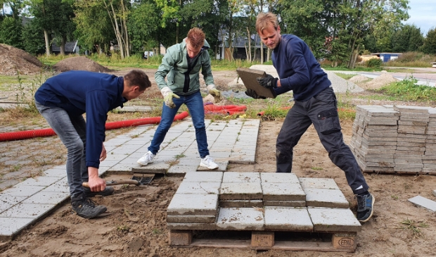 <p>Huib van Doleweerd werkt samen met de jongens aan de voorbereidingen van de Schoutenhoeve</p>