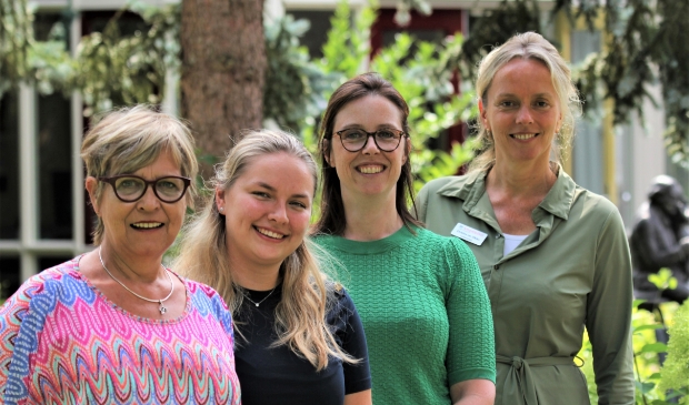 Locatiemanager Amandelhof Christina van Uffelen (achteraan) is de steun in de rug voor de teamleiders Yvonne, Thirza en Suzanne (van voor naar achter).