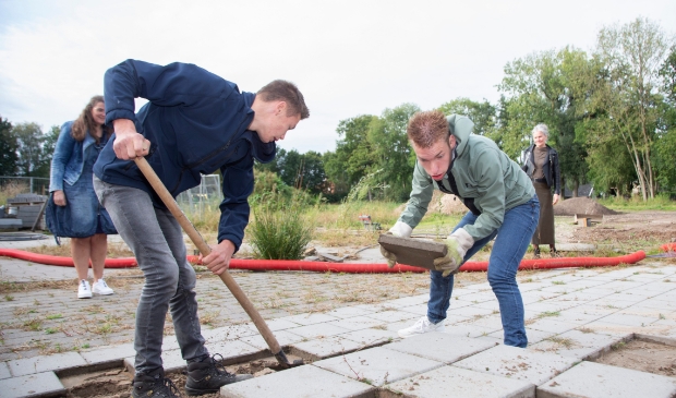 Op de foto zie je Jan-Dirk (18) uit groep A7 samen met Wim uit groep A6 stenen sjouwen voor op de pallet.